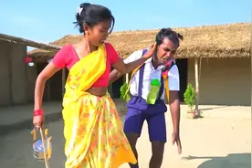 农村搞笑视频：印度农村的熊孩子，上学路上竟这么调皮视频封面