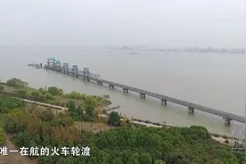 江苏靖江有着中国唯一的一座在航火车轮渡，来看看火车如何渡江？