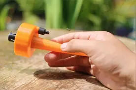 养花出差没人浇水怎么办？园艺师教你，使用自动滴灌器，就能解决视频封面