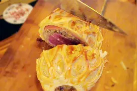 惠灵顿牛排制作揭秘－深夜食堂－中国街边小吃视频封面