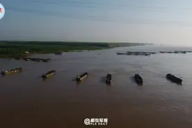 壮观！28分钟，千米浮桥横跨长江视频封面