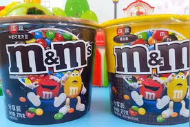试吃网红零食MM巧克力豆，美味逗趣好吃挡不住
