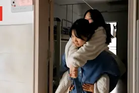 一背就是两年！19岁女生坚持背残疾同学上课 希望一起考上大学视频封面