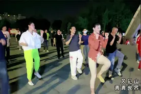 这女人每天冒着被骂的风险跳舞，舞友说紧身裤子不好看，大家看呢视频封面