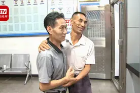 男子被抚养了17年的继子继女赶出家门 意外和失散37年的哥哥团聚视频封面