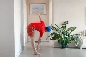 男人不练腰，枉在世上飘，1个练腰动作，每天80下，腰腿力量翻倍视频封面