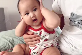 七个月的女宝特喜欢窝在爸爸怀里撒娇，各种理由要抱抱，太可爱了视频封面