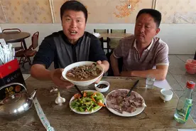 叔侄俩收废品饿坏了，六叔带侄子吃大餐，一碗面三两牛肉，吃撑了视频封面