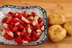 小龙虾尾新吃法，加上3个土豆，简单一做，麻辣过瘾，超下饭