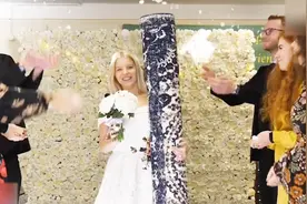 罕见！英国高颜值单亲妈妈举行特殊婚礼 新郎居然是一张毯子视频封面