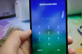 把手机这个功能打开，有人偷看你手机就会直接拍下来，非常实用