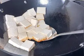 铁锅煎豆腐如何不粘锅？正确开锅之后，还要学会这个技巧视频封面