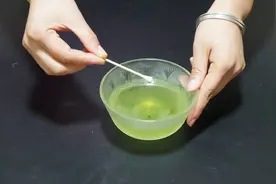 眼霜不用花钱买，自己在家就能做，眼袋黑眼圈统统都消失