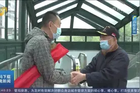 84岁老人乘坐扶梯，不慎失足摔落多个台阶，好心人毫不犹豫伸援手