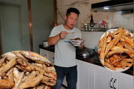 鱼干这样做非常好吃，起锅烧油爆炒加水焖，开锅盖一股浓浓鱼香味