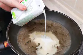 白糖加茶叶一起炒，再加一袋牛奶，自制焦糖奶茶原来这么简单，赞