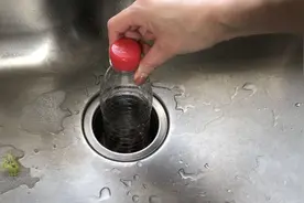 洗碗池用久堵了不通畅，装修师傅教我妙招，不花钱轻松疏通视频封面