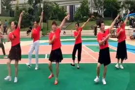 一位姑娘带领五位大妈在篮球场上跳起了健身操！