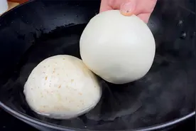 把馒头放入滚烫开水中，出锅瞬间变美食，孩子三天两头点名要吃视频封面