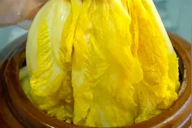 家庭版腌酸白菜正确做法，老配方告诉你，酸的快不发黑，脆爽开胃