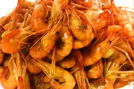 新鲜的小河虾，洗净后直接爆炒，到底要不要放盐，看大厨干货分享