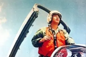 2001年，美军侦察机入侵中国领空，王伟同志升空迎敌壮烈牺牲！