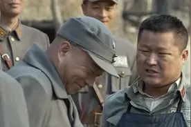 伙头兵立了功，扁担打死六鬼子，团长脱下军服为他穿视频封面