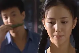 班花：新来的女学生被同学刁难，讲台上跳新疆舞，全班都被惊艳了视频封面