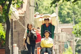 两个残疾人小伙，靠着互相帮助成就了自己，一部温情喜剧电影视频封面