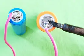 没有助焊剂，普通电烙铁怎么焊接锂电池？教你一招，铜线立马焊住视频封面