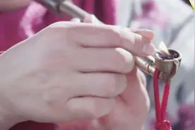 东北第一怪，大姑娘叼烟袋视频封面