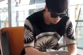 张艺兴看粉丝的信一脸骄傲的拍照，又细心的装回去，还要偏执装好