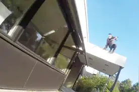 剧情版跑酷：跑酷者与“精神病”的追逐，都追到家里来了！视频封面