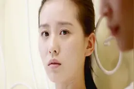 伤心童话：美女说自己晕倒后，穿越到了清朝，还把脚扭了视频封面