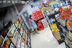 女子躲超市厕所偷吃一盒榴莲后离开，工作人员：发现了榴莲盒和核视频封面