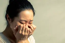 “妈妈不哭，咱们没钱就不治了！”8岁女孩自拔氧气管去世…视频封面