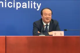 北京户外可以摘口罩了！注意保持1米以上社交距离视频封面