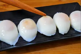 荷包蛋不要直接下锅煮，老保姆教我一招，一锅一个都不散，真厉害视频封面