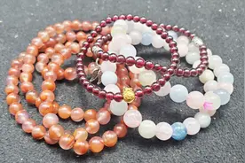 戴个石榴石手串就能美容养颜？听听就好别当真，认真你就输了视频封面