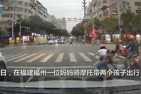 妈妈骑摩托带两孩子摔倒在十字路口 危急时刻路人举动引网友怒赞视频封面