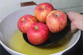 把苹果倒进滚烫的油锅中，瞬间变成特色小吃，小店靠它年入几十万