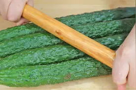 凉拌黄瓜时，直接放盐就错了，老保姆教你一招，开胃下饭又解馋！