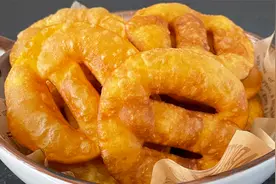1根红薯、1碗面粉，揉一揉擀一擀，教你做小油饼，比油条还好吃视频封面