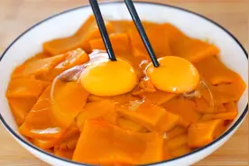 南瓜中打入2个鸡蛋，居然会这么好吃，我家一周吃5次，营养又解馋