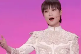 李宇春越来越有女人味了！春晚领衔《山水霓裳》，时装走秀仙又飒视频封面