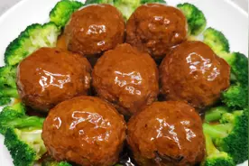 红烧狮子头的正确做法，调肉馅是关键，软糯鲜嫩，连吃6个都不腻视频封面