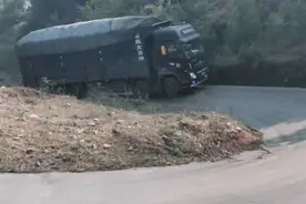 重卡司机自拍，过这个弯道他要留个纪念视频封面