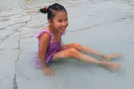 小学生趁暑假去水上乐园，穿上救生衣学游泳，妈妈说还要加油