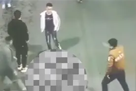 湖南吉首一烧烤店内发生群殴：一男子被多人持械追砍 警方已介入视频封面