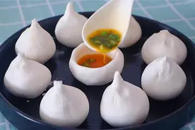 把生鸡蛋包汤圆里，瞬间变成一道快失传的美食，两口一个太香了视频封面